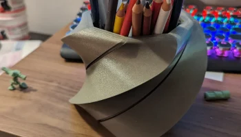 Необычная рифленая и скрученная подставка для карандашей/..