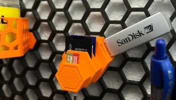 Сотовый настенный держатель USB-A, USB-C, SD и Micro SD