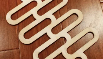 Держатель для галстука Lasercut для металлических штанг....