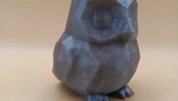 Низкополигональная геометрическая скульптура совы...... 2