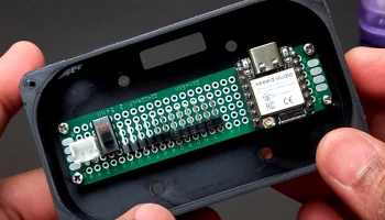 Роботизированная рука с подставкой для компонентов
