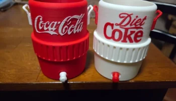 Мини-иглу Can Koozies - в стиле кока-колы...... Мини-иглу Can Koozies - в стиле кока-колы......