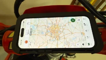 Крепление для iPhone 16 Pro, разработанное для Honda CRF4...