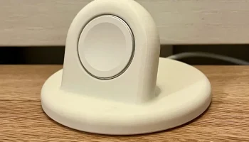 Еще одна подставка для Apple Watch с резиновыми бамперами...