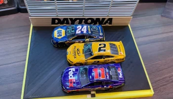 Тройной овальный дисплей Nascar Daytona 1/64 1