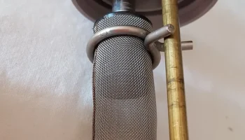 Крышка бачка для прокачки тормозной жидкости...... 4