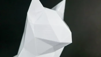 Низкополигональная сидящая кошка... 1