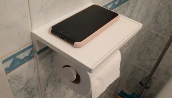 Держатель для туалетной бумаги с полкой......
