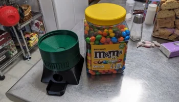 Диспенсер для конфет M&M