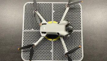 Посадочная площадка для дрона DJI.