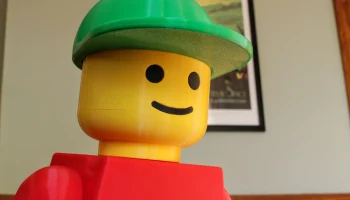 Бейсбольная кепка Mega Brick (масштаб 10:1) 1