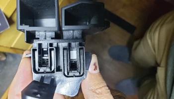 Замена язычка кнопки перчаточного ящика Toyota Prius Gen ... 2