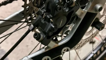 Крышка спускного ниппеля Shimano MT200