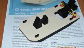 Лодка с резиновым гребным винтом