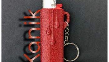 Брелок в виде зажигалки Bic - кровь, рога из пальцев и Pa... 1