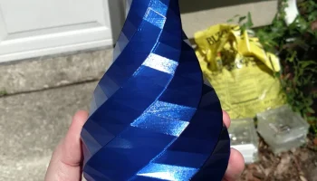 Низкополигональная ваза с розами... 1