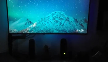 Освещение смещения (ambilight) под корпусом настольной эл..