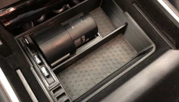 Консольный лоток Tesla Model 3 со встроенным USB Консольный лоток Tesla Model 3 со встроенным USB