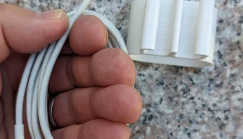 Органайзер с зажимом для кабеля зарядного устройства iPhone  3