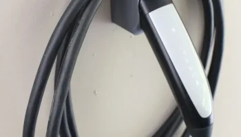 Держатель вилки настенного зарядного устройства Tesla с к...