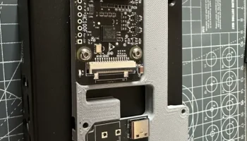 Крепление, позволяющее PiKVM DIY использовать металлическ..