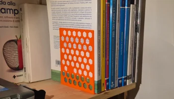 Минималистская шестигранная подставка для книг (fermalibr... 1