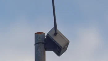 Угловое крепление корпуса RAKWireless Unify на опоре.......