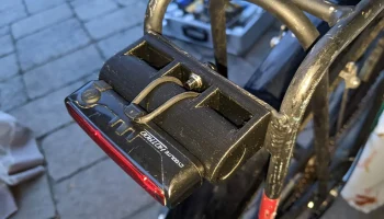 Крепление для фонаря на велосипедную стойку