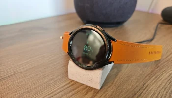 Galaxy Watch 6 Classic и Watch 7 на подставке