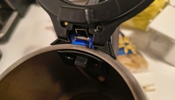 Петля крышки чайника Hyundai VK302