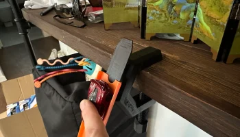 Зажим для крепления гусеницы Hot Wheels...... Зажим для крепления гусеницы Hot Wheels......