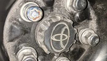Колпаки ступиц Toyota Rav4 2019 года + инструмент........... 4