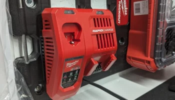 Кронштейн Milwaukee Packout для устройств быстрой зарядки... Кронштейн Milwaukee Packout для устройств быстрой зарядки...