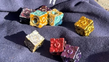 Толстовка из бисера Companion Cube 4