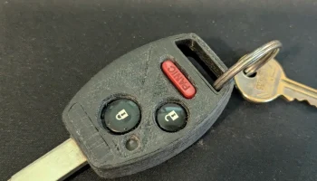 брелок honda cr-v с большим отверстием для брелока..........