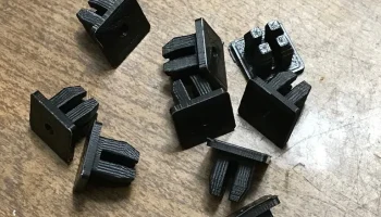 Пластиковая гайка для винта № 10, квадрат 9x9 мм............