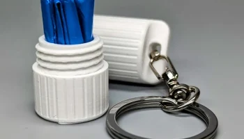 Брелок для хранения резервного мешка с какашками......