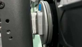 Кронштейн держателя катушки с нитью Flashforge AD5X...... 1