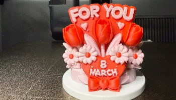 Для вас - подарок на 8 марта с цветочным сердечком, напеч...