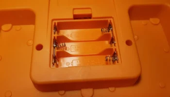 Крышка батарейного отсека для компьютерной игрушки...... 4