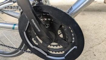 Защита велосипедной цепи Shimano.