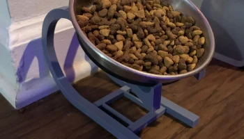 Угловой держатель миски для кошачьего корма...