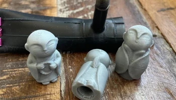 Фигурки трех монахов. Крышки клапанов Shrader.......