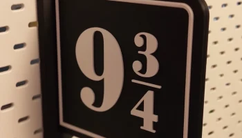 Табличка на платформе поезда "Гарри Поттер 9 3/4" - совмести