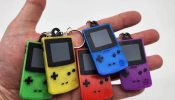 Цветной брелок Game Boy