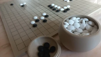 Игра Го - традиционный комплект Гобана......