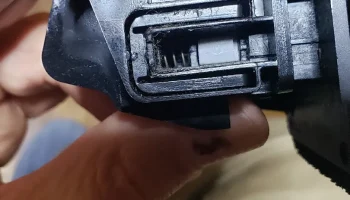 Замена язычка кнопки перчаточного ящика Toyota Prius Gen ... 3