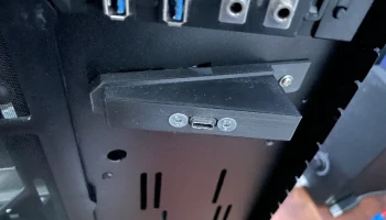 Крепление разъема Corsair Carbide Air 740