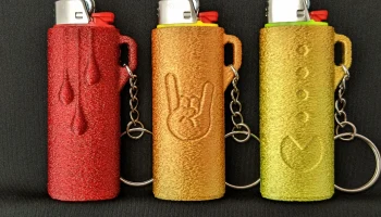 Брелок в виде зажигалки Bic - кровь, рога из пальцев и Pa...
