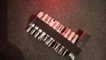 Отверстие для бит 4 мм и адаптер Victorinox 4 мм....... 1